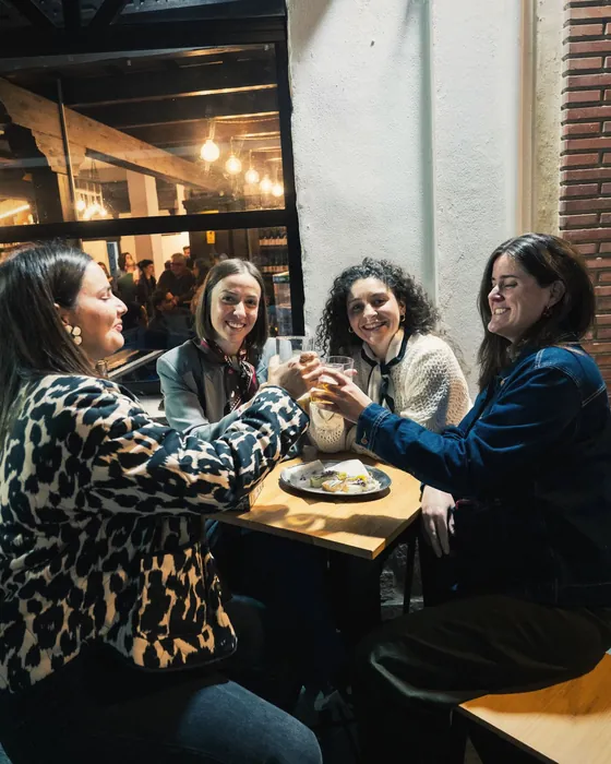 Amigas brindando en una mesa de la taberna