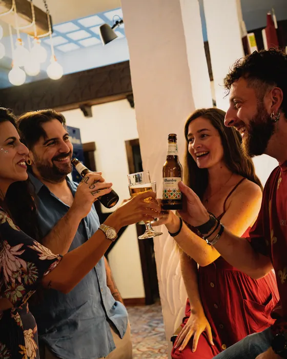 Brindis con botellines en la entrada