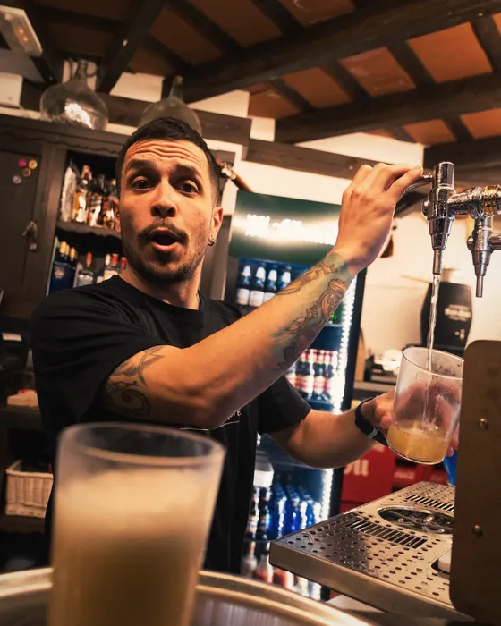 Tirando una caña en la barra