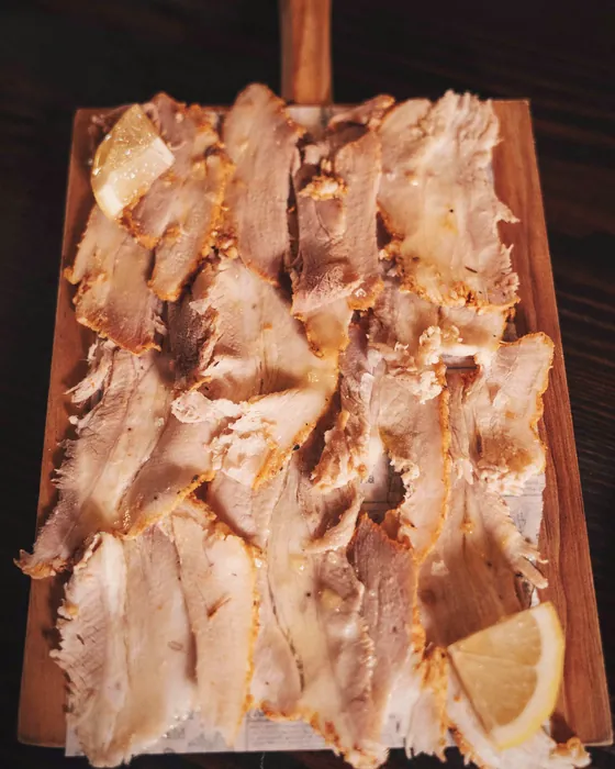 Tabla de chicharrones con limón