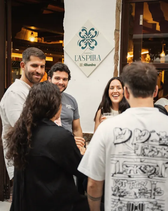 Clientes en la entrada, junto al azulejo de L'Aspilla