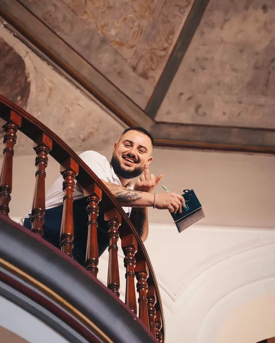 El chef saludando desde la escalera
