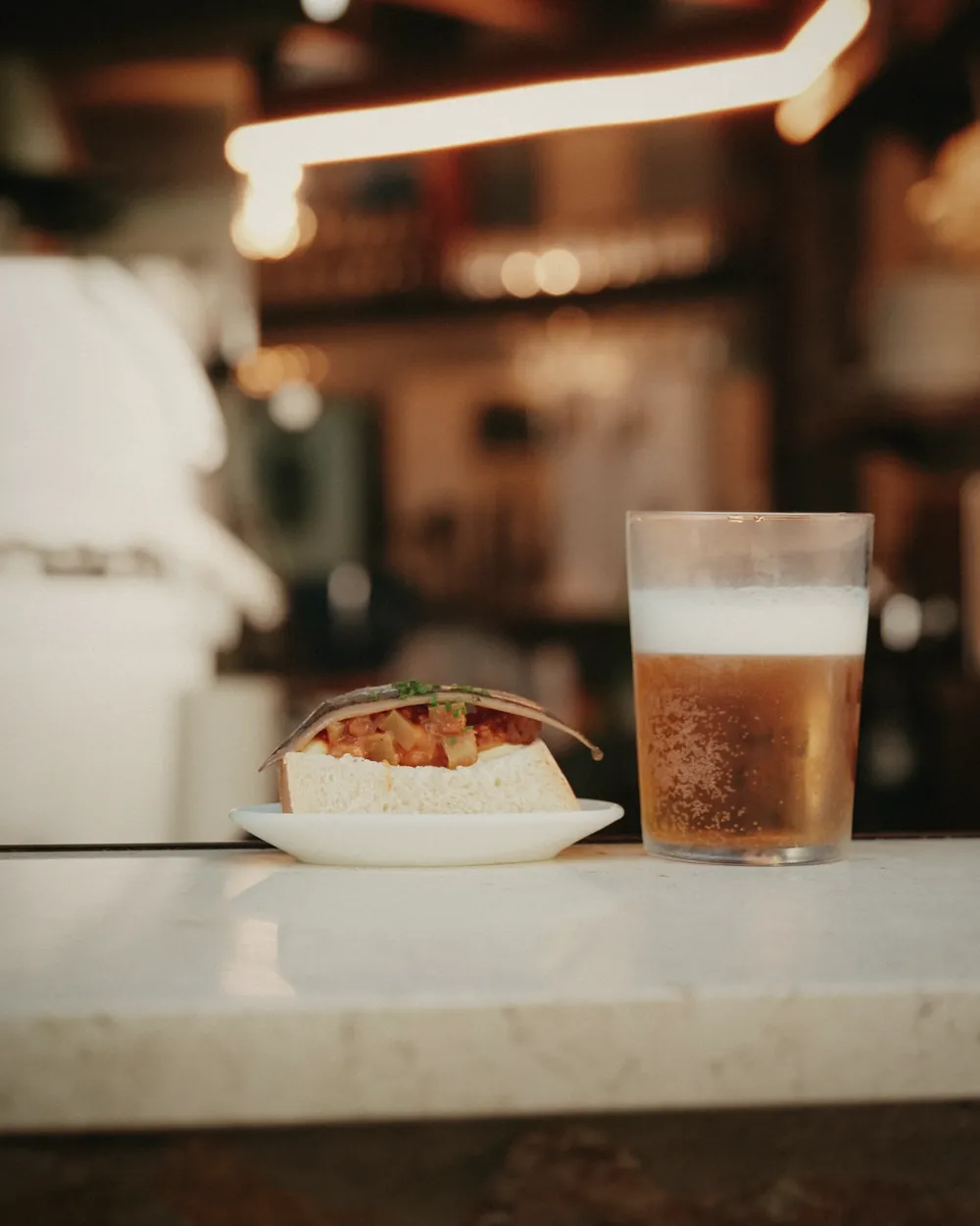 Pincho y caña sobre la barra