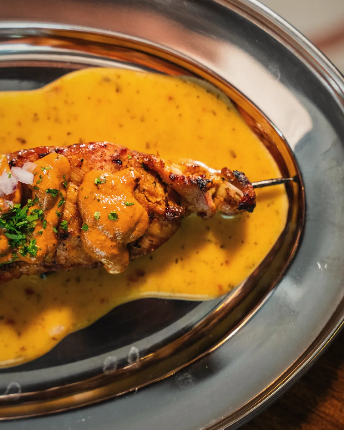 Pintxito de pollo con mojo rojo y piña agridulce