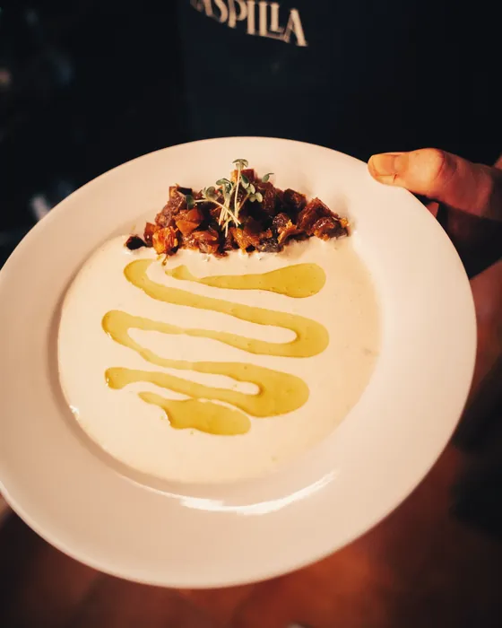Tartar de mojama sobre ajoblanco de anacardos