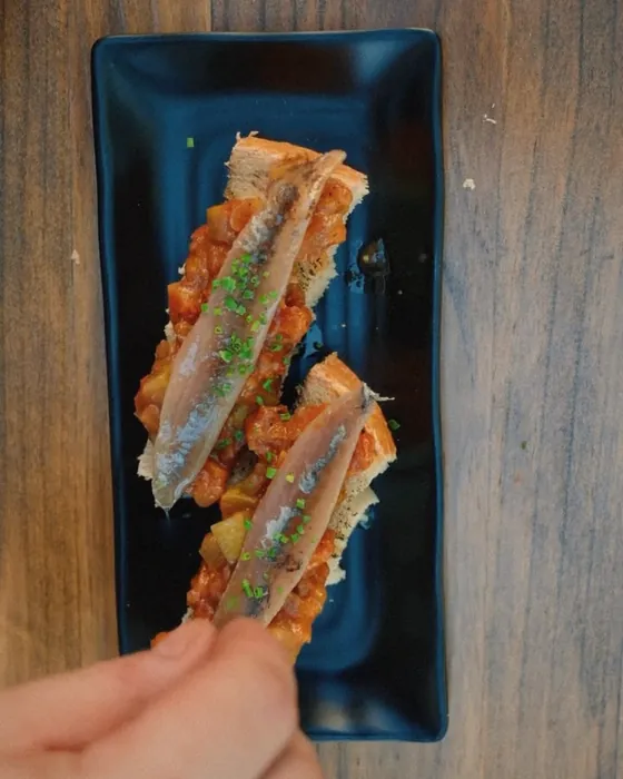 Tosta de alboronía con anchoa