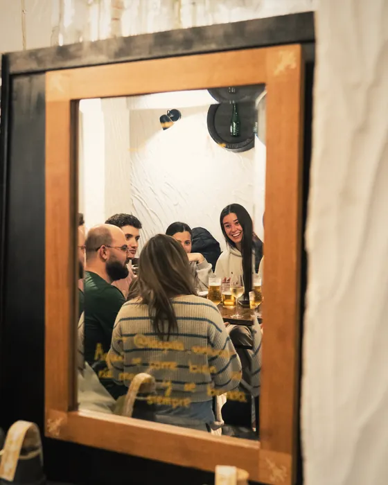 Comensales vistos a través de la ventana